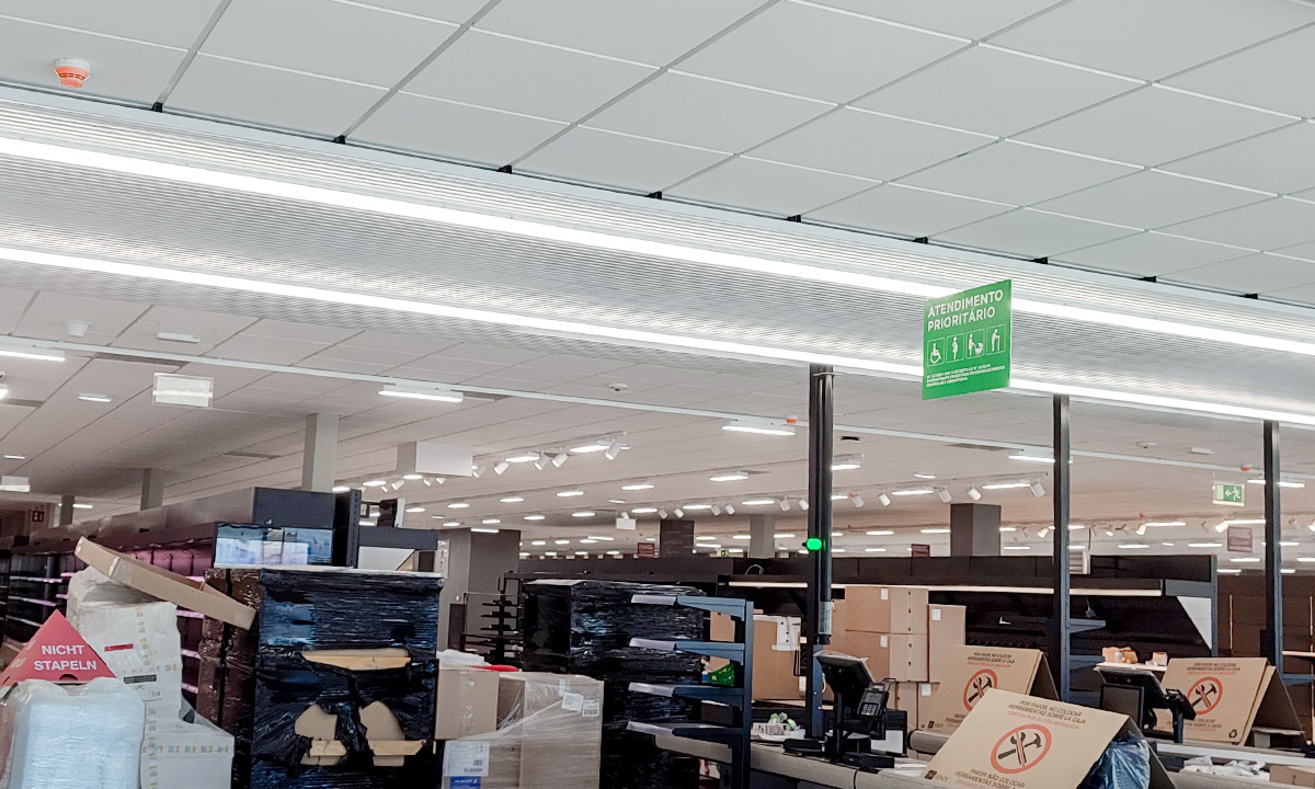 Execução de tetos falsos 60x60 no Mercadona de Viseu