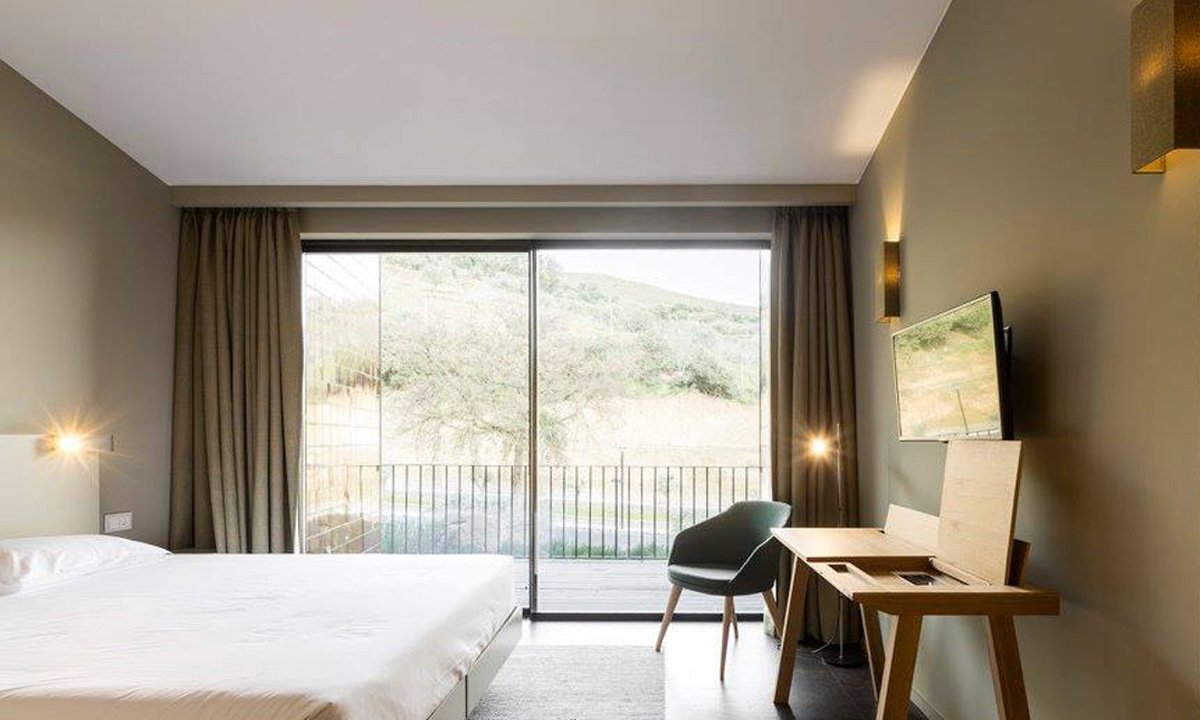 Aplicação de gesso cartonado nos tetos e divisórias do Longroiva Hotel Rural
