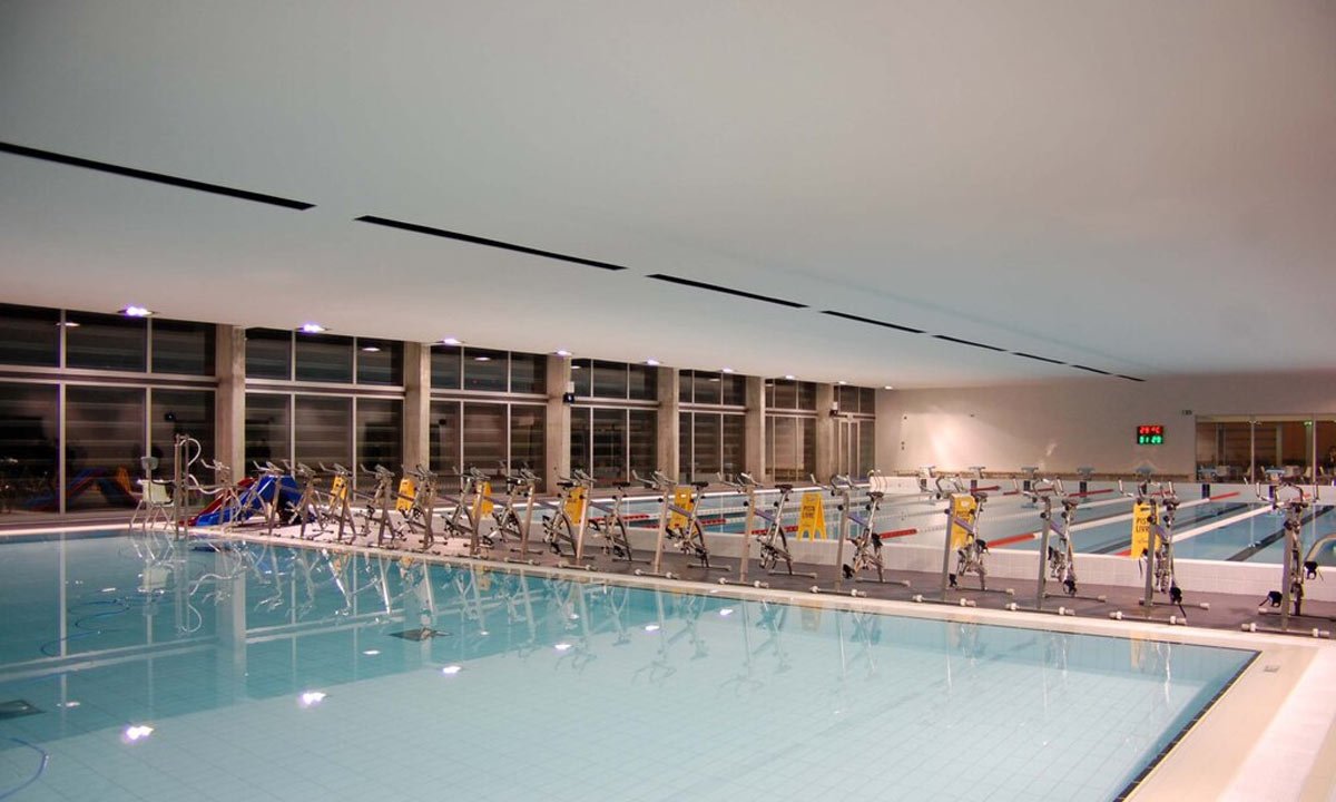 Aplicação de tetos em Aquapainel Knauf nas Piscinas Municipais de Peso da Régua